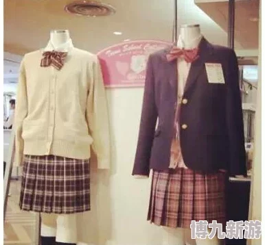 从校服衣袖看到葡萄：通过一件普通的校服，联想到青春与成长中的美好瞬间，以及生活中那些看似平常却充满意义的小细节